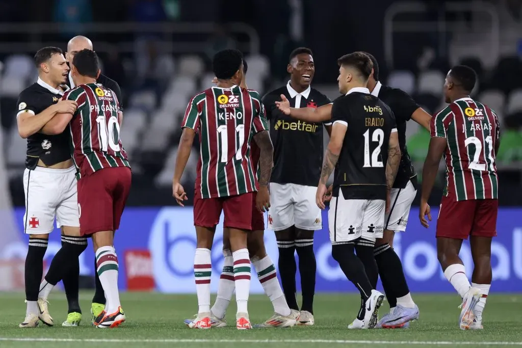 RIO DE JANEIRO, BRAZIL – AUGUST 10: Players of Vasco and Fluminense have a have a discussion during a Brasileirao 2024 match between Vasco and Fluminense at Estadio Olimpico Nilton Santos on August 10, 2024 in Rio de Janeiro, Brazil. (Photo by Lucas Figueiredo/Getty Images)