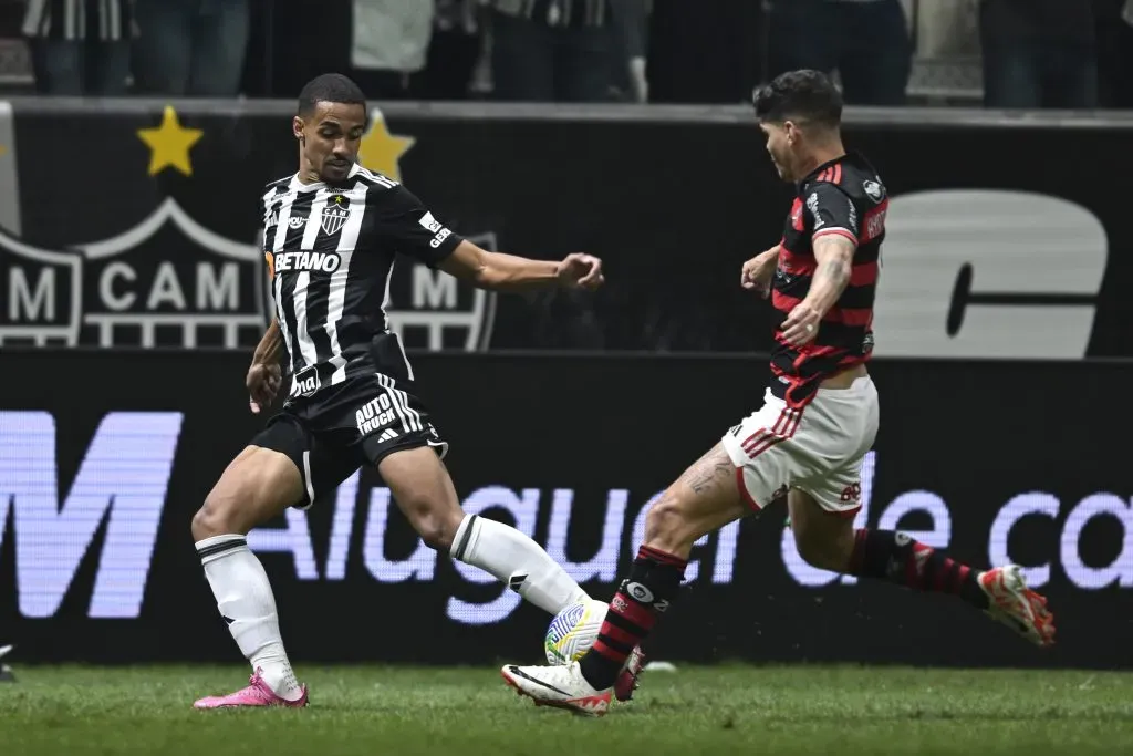BELO HORIZONTE, BRAZIL – JULY 03: Romulo (L) of Atletico Mineiro and Ayrton Lucas (R) of Flamengo fight for the ball during a match between Atletico Mineiro and Flamengo as part of Brasileirao 2024 at Arena MRV on July 03, 2024 in Belo Horizonte, Brazil. (Photo by Pedro Vilela/Getty Images)