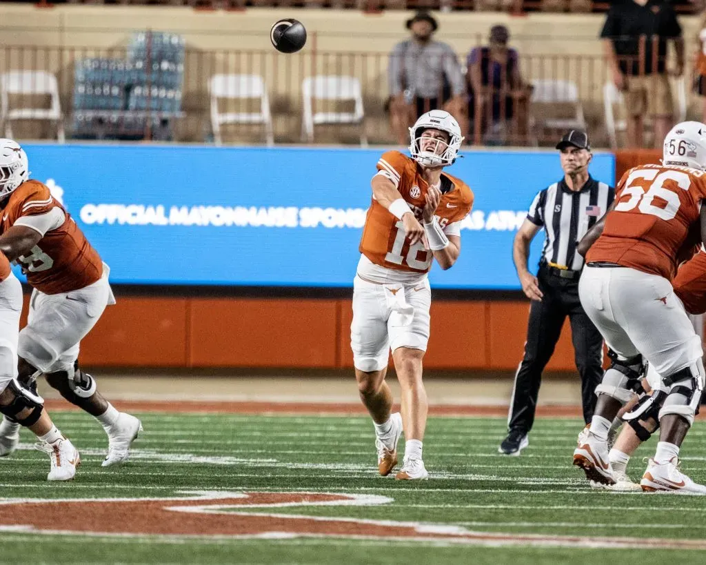 Arch Manning (16) dos Texas Longhorns em ação contra os UL Monroe Warhawks no DKR-Memorial Stadium Foto: Robert x Backmanx