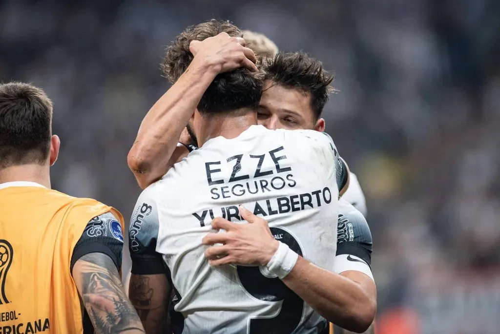 Yuri Alberto comemora com Ángel Romero. Foto: Ronaldo Barreto/Imago Images