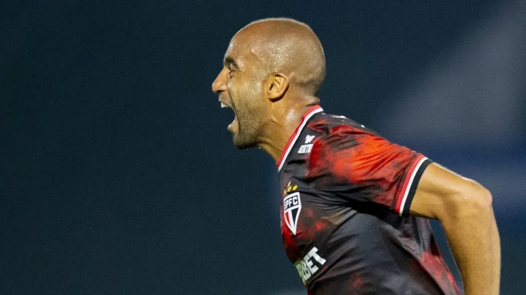 Lucas jogador do São Paulo comemora seu gol durante partida contra o Vasco no Estádio Brinco de Ouro pelo Campeonato Brasileiro A 2024. Foto: Anderson Romao/AGIF