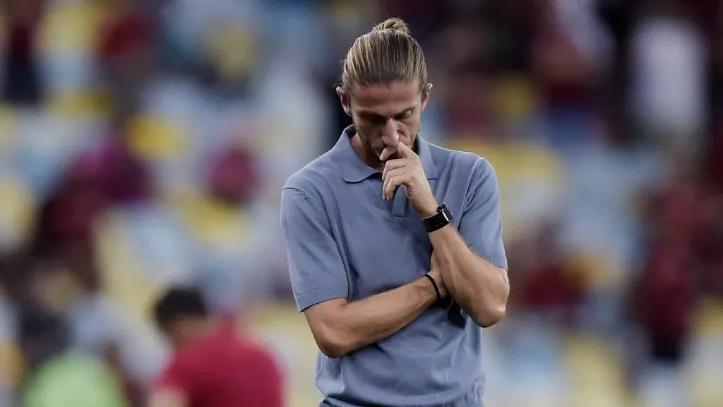Filipe Luís fica cabisbaixo após derrota do Flamengo.