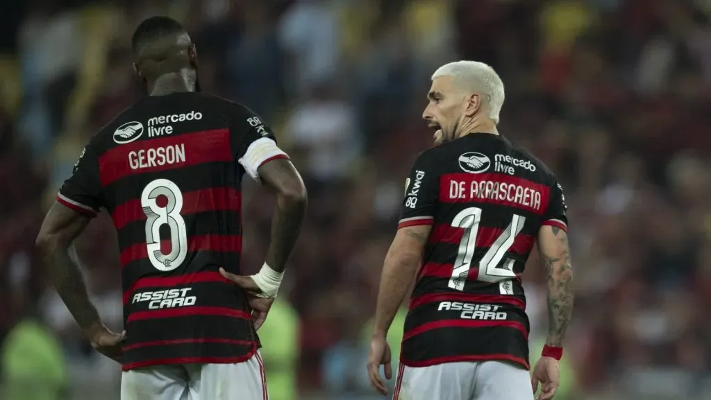 Gerson e Arrascaeta, jogadores do Flamengo convocados na última Data Fifa. Foto: Jorge Rodrigues/AGIF