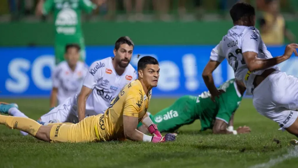 Defesa do Santos na Série B. Foto: Liamara Polli/AGIF