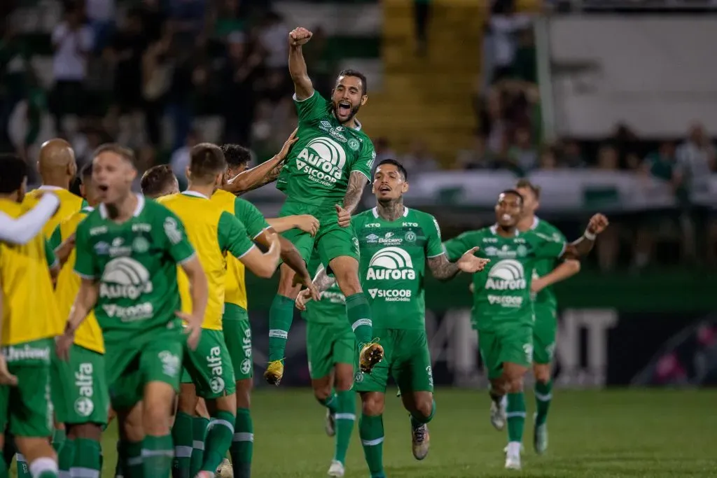 Marcelinho, lateral da Chapecoense comemora seu gol com os companheiros de equipe contra o Santos na Arena Conda pelo Brasileirão B 2024. Foto: Liamara Polli/AGIF