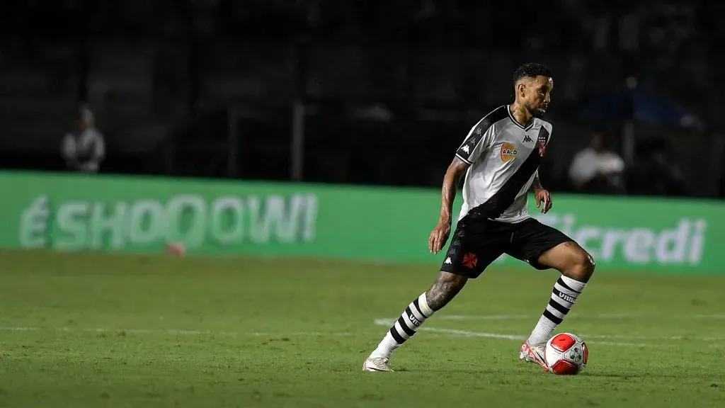 Após oito meses, Jair pode retornar no Vasco – Foto: Thiago Ribeiro/AGIF