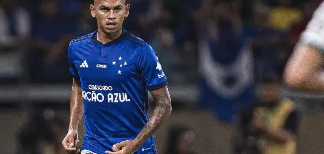 Fernando Henrique, dominando a bola e se preparando para fazer um passe para William no Brasileirão Foto: Vinícius Silva/