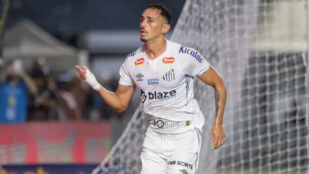 Diego Pitucacomemora seu gol durante partida contra o Ceara no estadio Vila Belmiro pelo campeonato Brasileiro B 2024. Foto: Reinaldo Campos/AGIF