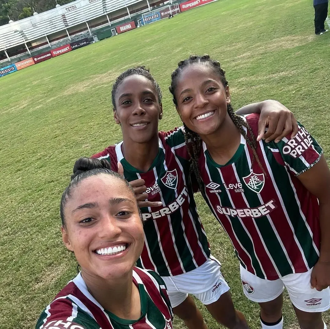 Nath Branco, Ludinha e Keké, as #GuerreiraDoFluzão comemoram após vitória sobre o Pérolas Negras no Carioca Feminino – Foto: Marina Garcia/FFC