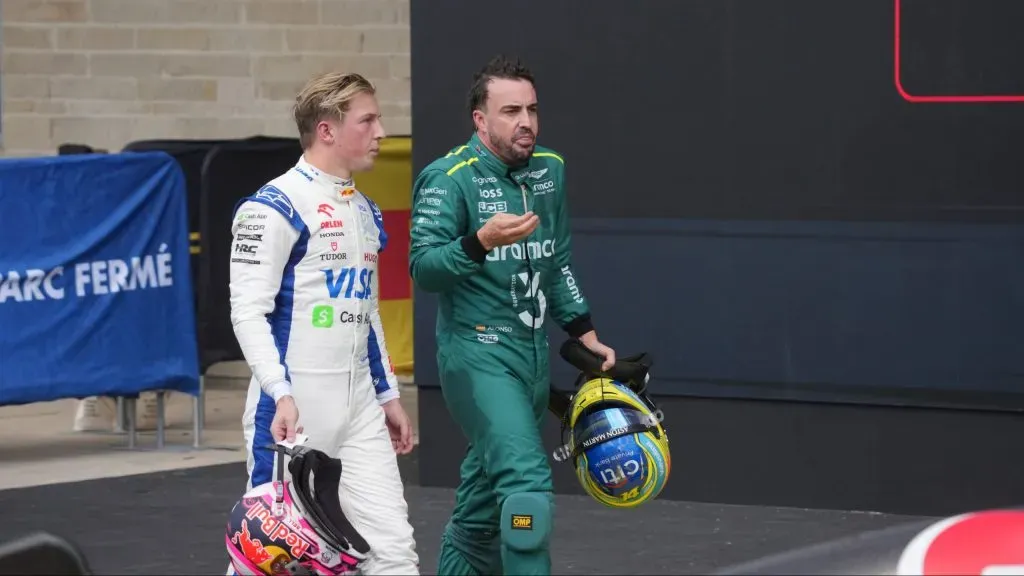 Fernando Alonso e Liam Lawson em diálogo acalorado no GP de Austin (IMAGO / DeFodi)