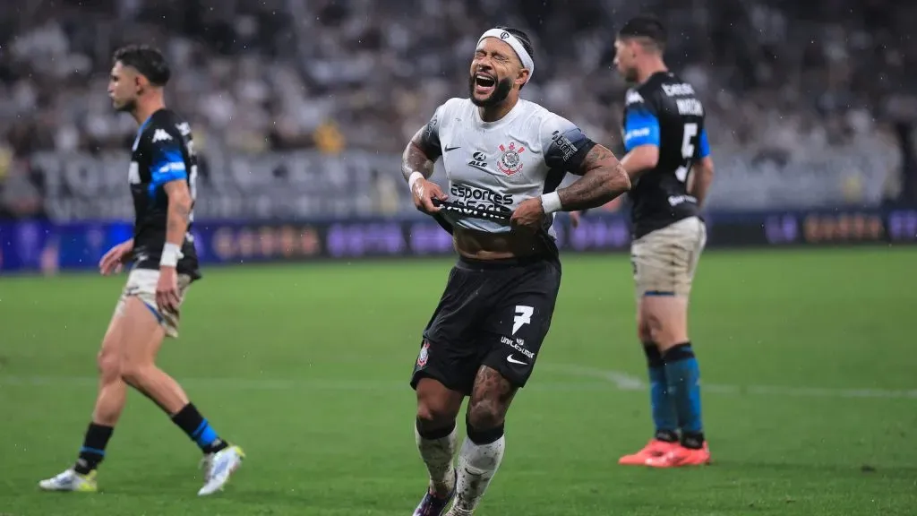 Memphis Depay em Corinthians x Racing. Foto: Ettore Chiereguini/AGIF