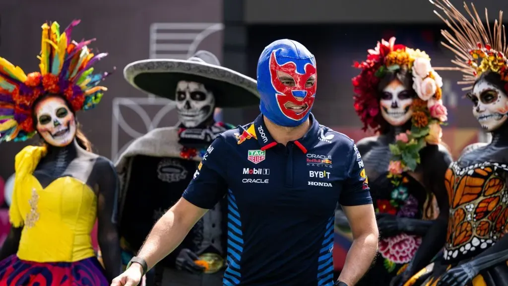 Sergio Pérez usando uma máscara que representa a cultura no México (IMAGO / Eibner)