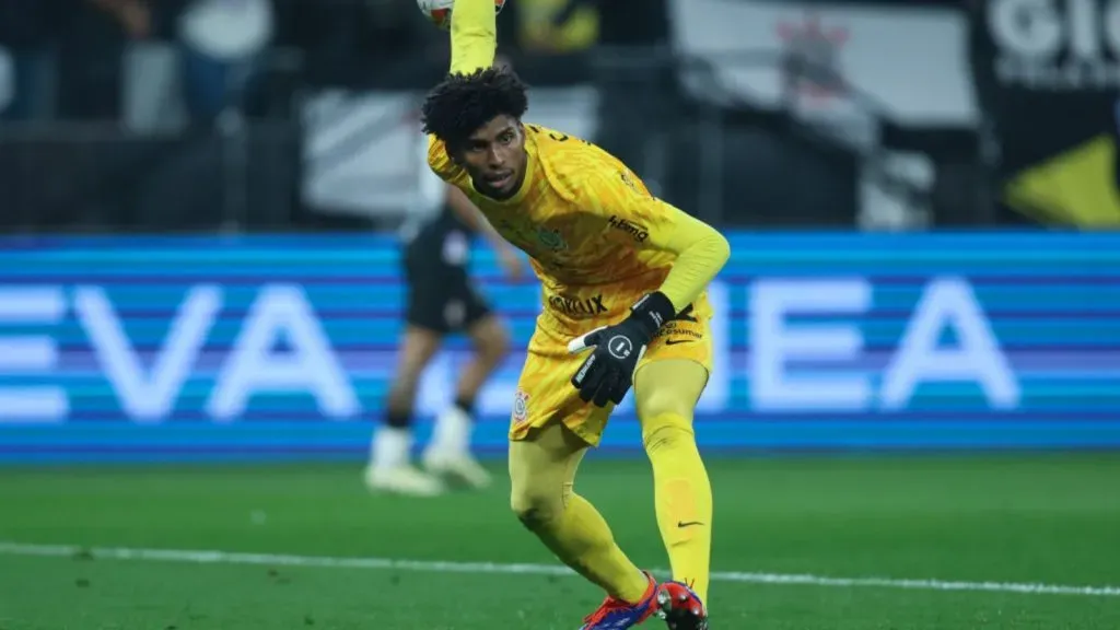 Hugo Souza em jogo pelo Corinthians.
