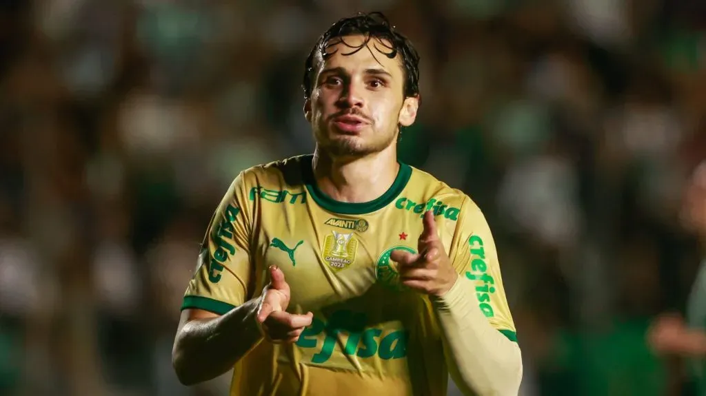 Raphael Veiga comemorando. Foto: Luiz Erbes/AGIF