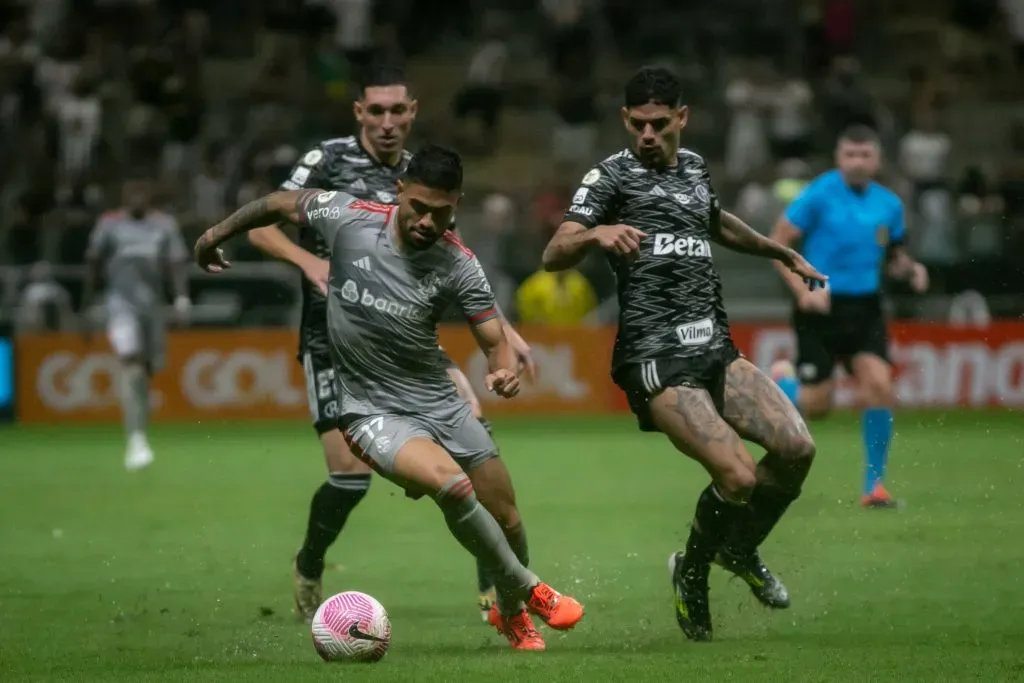 Bruno Tabata, jogador do Internacional pressiona equipe do rival e assume o controle durante partida contra o Atletico-MG no estadio Arena MRV – Brasileiro A 2024. Foto: Fernando Moreno/AGIF