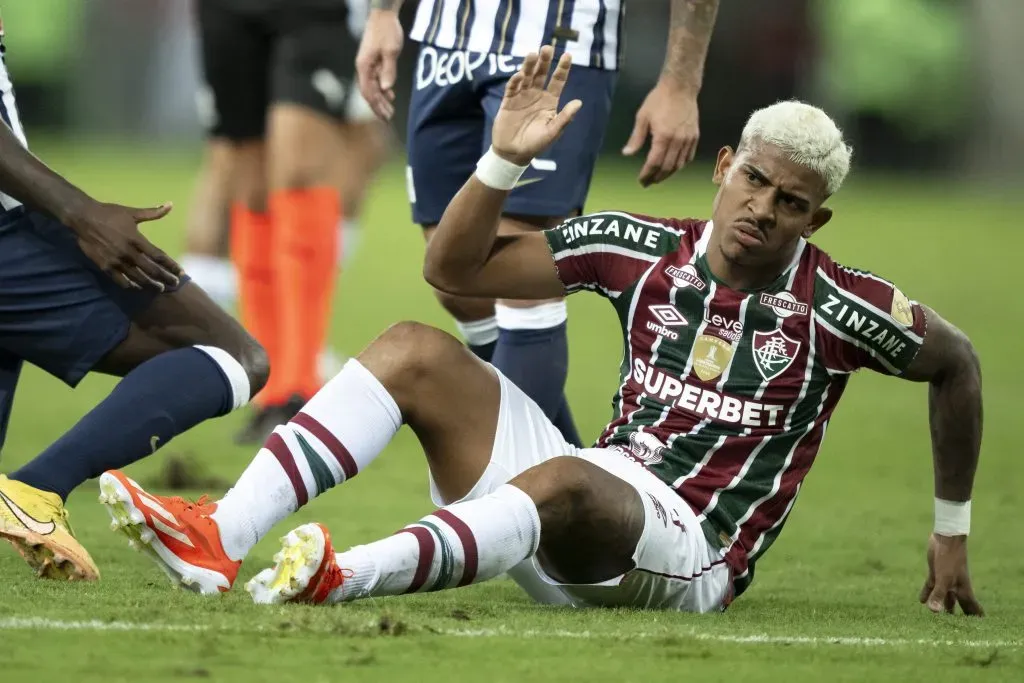 John Kennedy não vive boa fase no Fluminense e “momento de lazer” é criticado em derrota para o Vitória. Foto: Jorge Rodrigues/AGIF