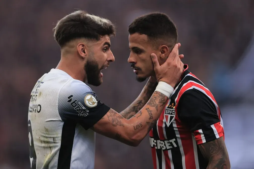 Diego Costa durante clássico contra o Corinthians em 2024. Foto: Ettore Chiereguini/AGIF