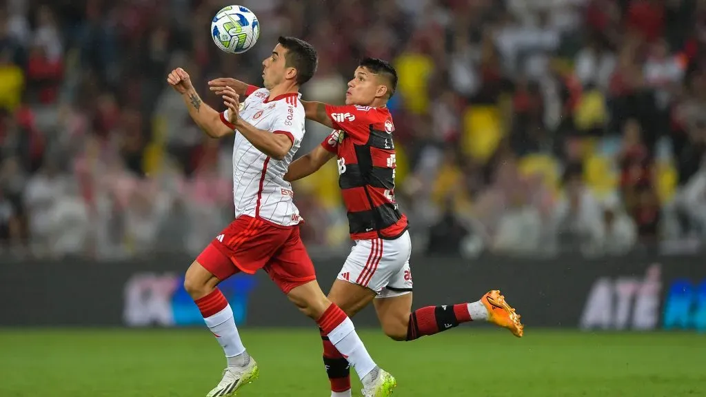 De Pena jogador do Internacional durante partida contra o Flamengo no Maracanã pelo Campeonato Brasileiro A 2023. Foto: Thiago Ribeiro/AGIF