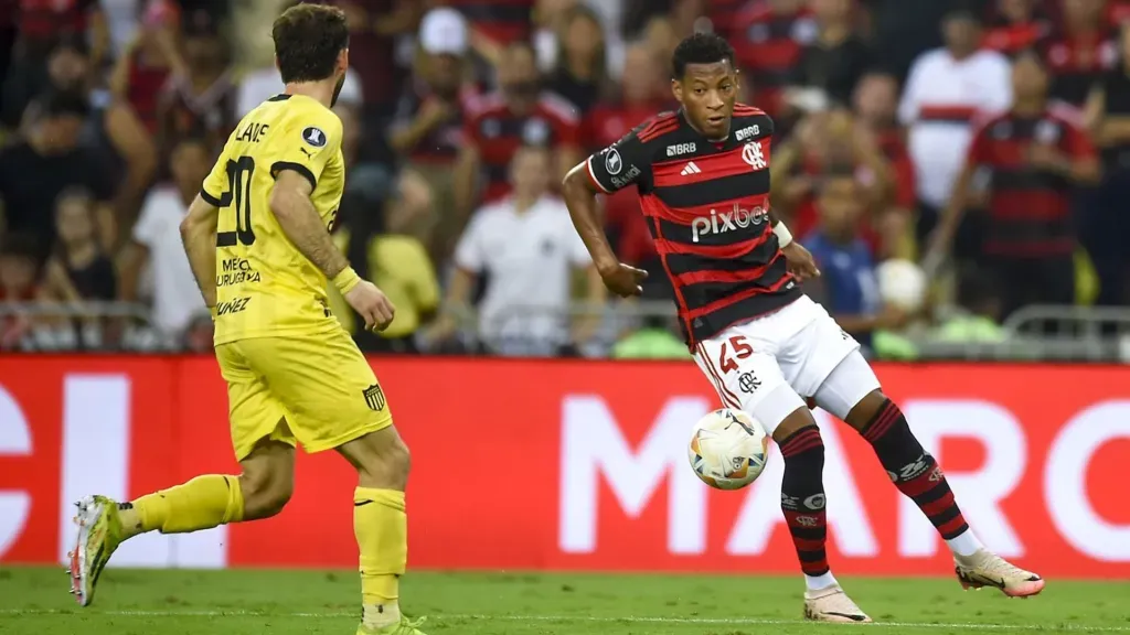 Gonzalo Plata, atacante do Flamengo, perde espaço com Filipe Luís - Foto: Marcelo Cortes / Flamengo