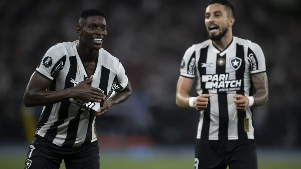 Luiz Henrique e Alex Telles comemorando gol do Fogo. Foto: Jorge Rodrigues/AGIF