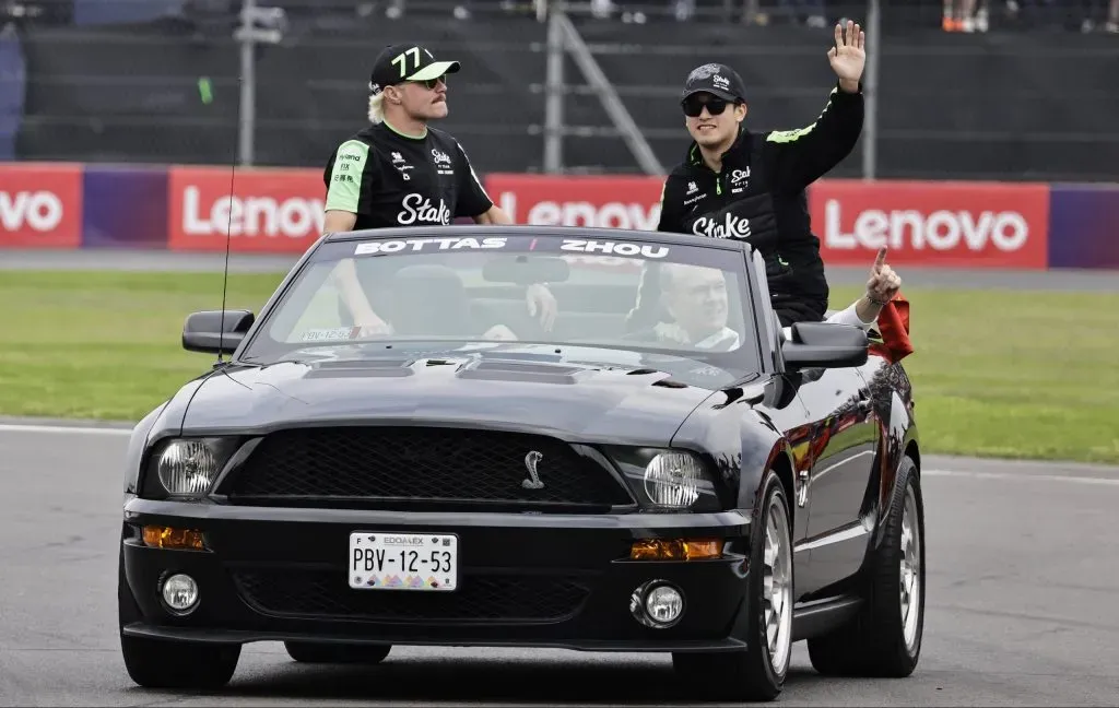 Bottas e Guanyu Zhou no GP do México (IMAGO / NurPhoto)
