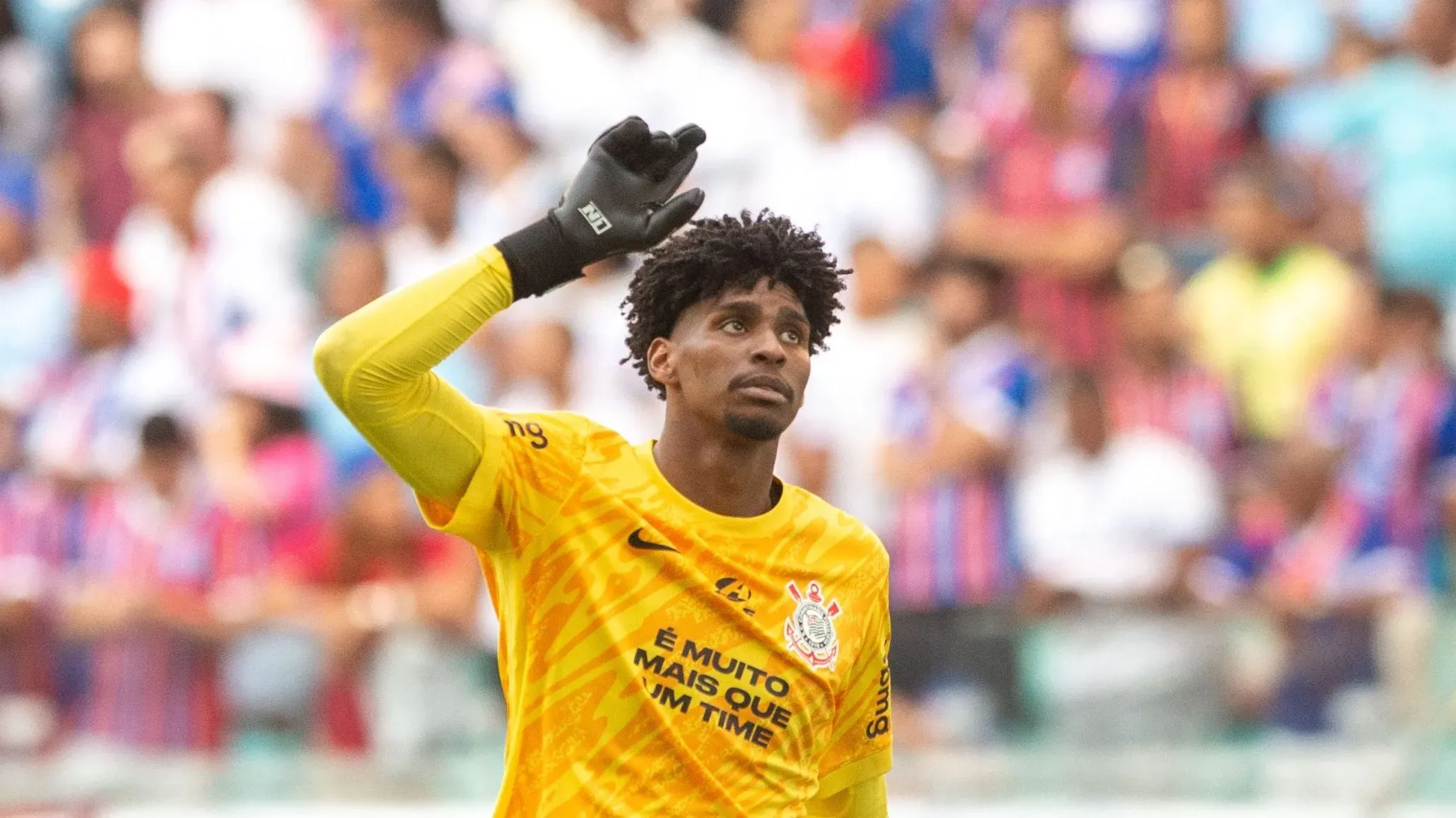 Foto: Jhony Pinho/AGIF – Hugo Souza jogador do Corinthians durante partida contra o Bahia no estadio Fonte Nova pelo campeonato Brasileiro A 2024.