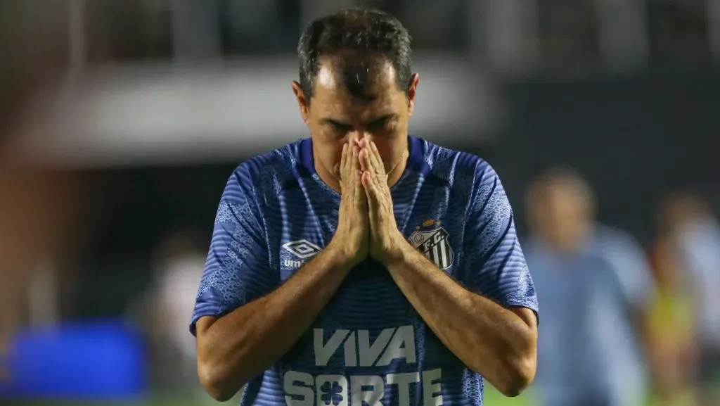 Fábio Carille lamentando. Foto: Reinaldo Campos/AGIF