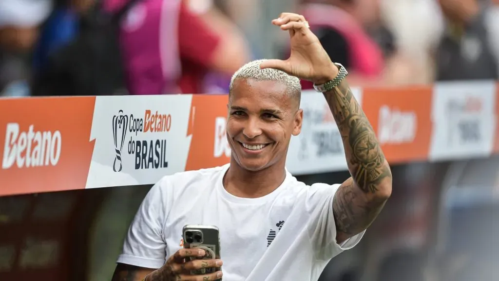 Mesmo sem estar em campo, Deyverson marcou presença em Flamengo x Atlético-MG, pela final da Copa do Brasil