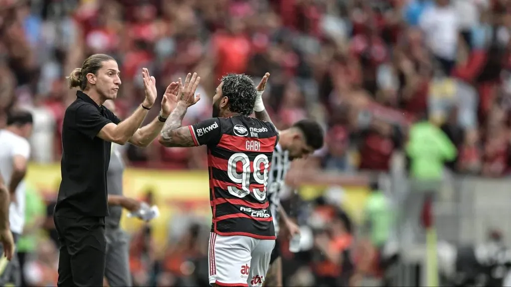 Filipe Luís e Gabigol comemoram gol sobre o Atlético-MG