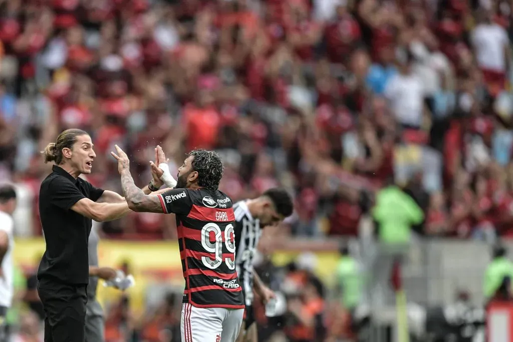 Gabigol comemora gol com Filipe Luís