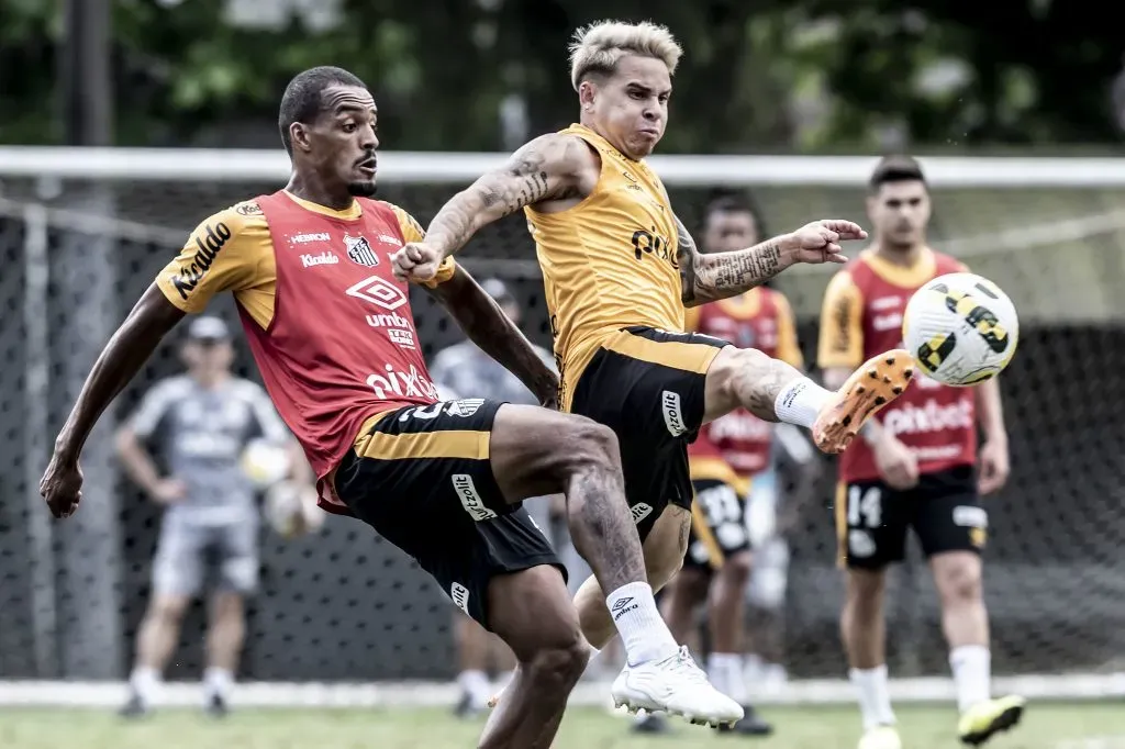 Luiz Felipe disputa bola com Soteldo em treino no CT Rei Pelé. Zagueiro deve seguir no Atlético-GO em 2025 – Foto: Ivan Storti/Santos FC