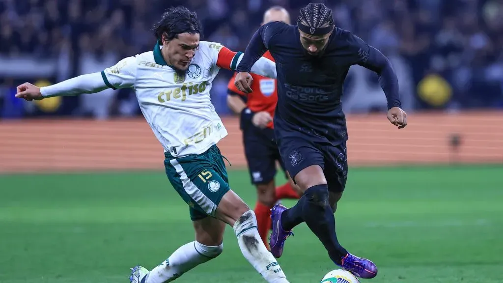 Memphis Depay teve atuação apagada no Dérbi – Foto: Marcello Zambrana/AGIF.