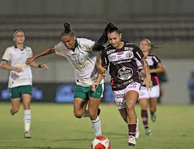 Jogadora do Palmeiras segura Micaelly para impedir sua aproximação ao gol no jogo de ida do Paulistão na Fonte Luminosa Foto: Célio Messias/Ag. Paulistão/Centauro