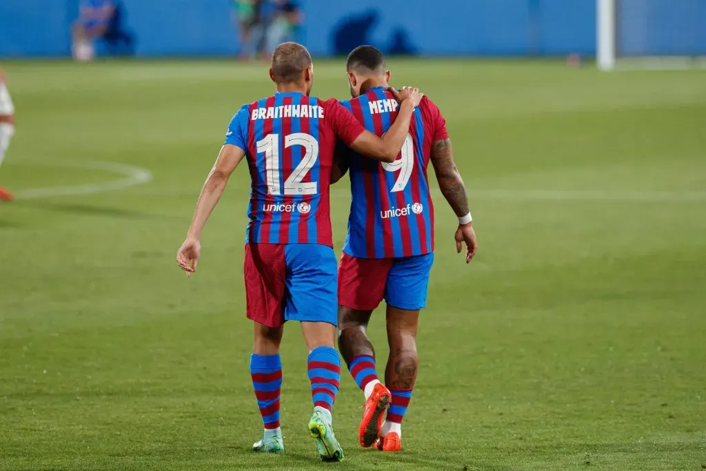 Braithwaite e Depay atuando juntos pelo Barcelona, em 2021. Foto: David Ramirez