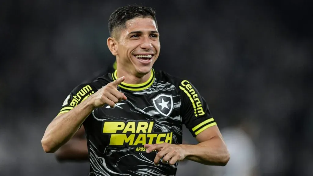 Savarino comemora seu gol durante partida contra o Vasco – Foto: Thiago Ribeiro/AGIF