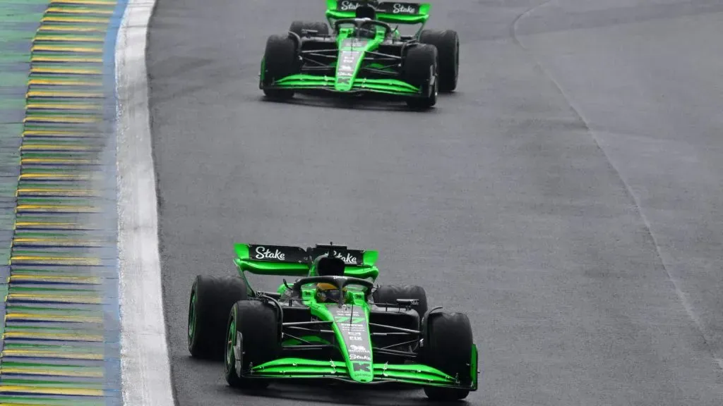 Bottas e Guanyu Zhou no GP do Brasil