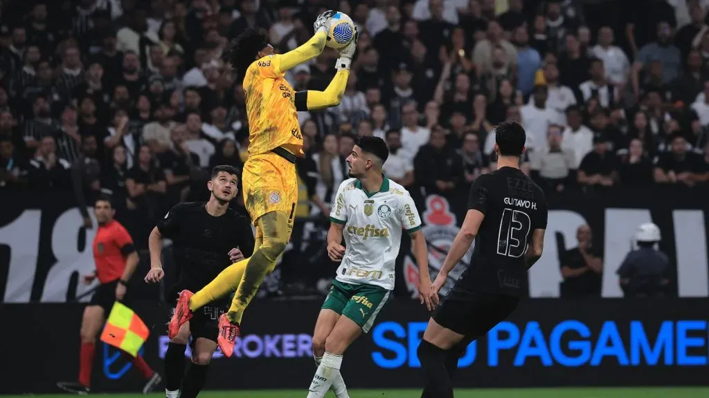 Hugo Souza goleiro do Corinthians durante partida contra o Palmeiras pelo Campeonato Brasileiro A 2024. Foto: Ettore Chiereguini/AGIF