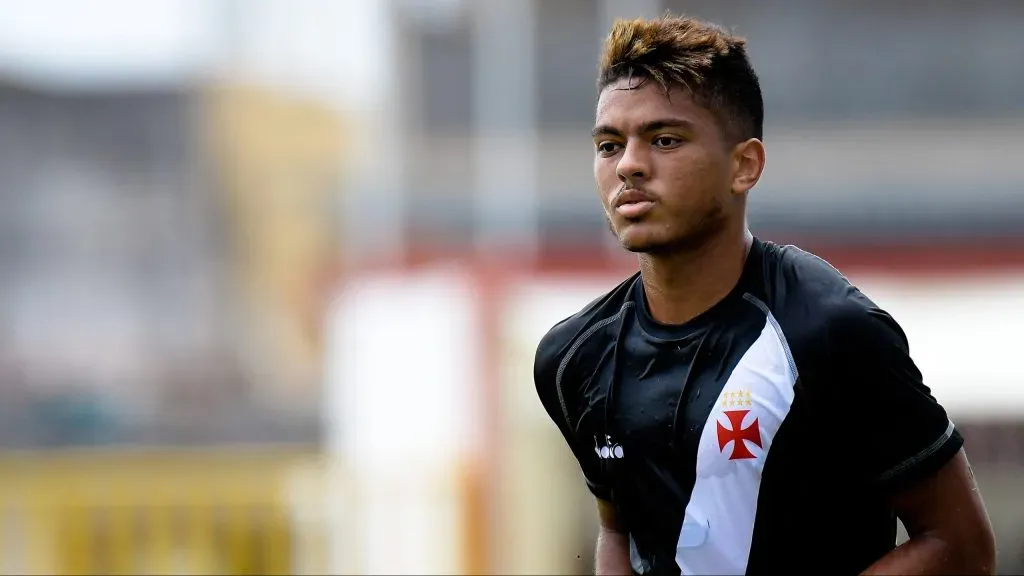 Evander iniciou a carreira pelo Vasco - Foto: Thiago Ribeiro/AGIF.