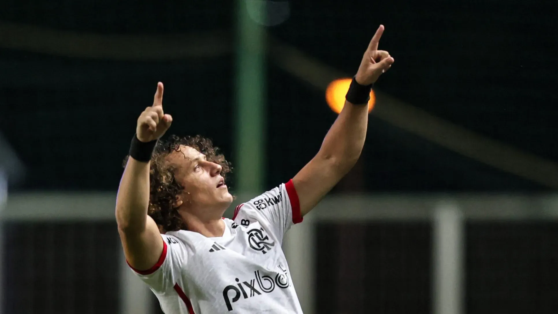 Foto: Gilson Lobo/AGIF – David Luiz, zagueiro do Flamengo, comemora gol de falta contra Cruzeiro
