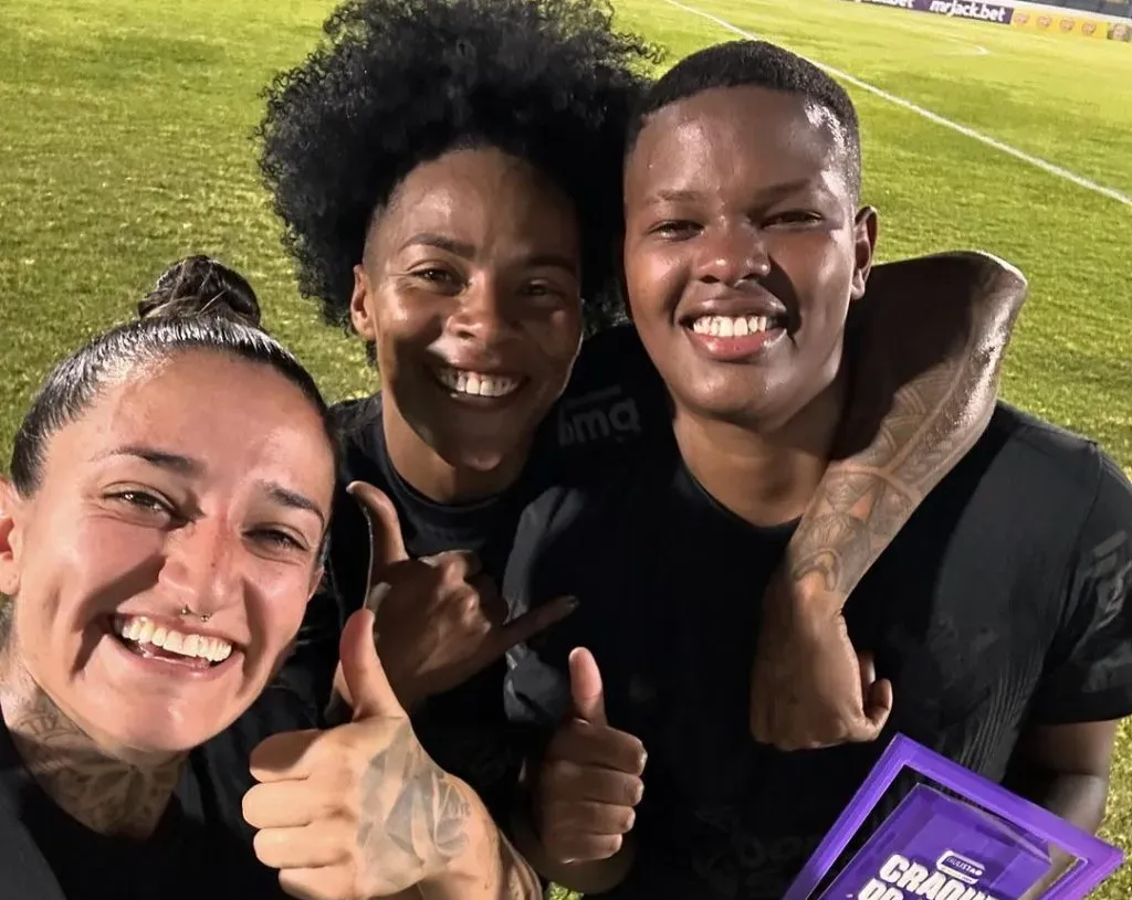 Jogadoras do Corinthians comemorando