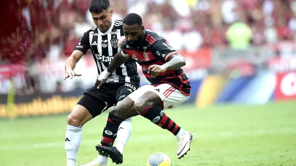 Gerson jogador do Flamengo disputa lance com Junior Alonso jogador do Atlético-MG durante partida pela final da Copa Do Brasil 2024. Foto: Alexandre Loureiro/AGIF