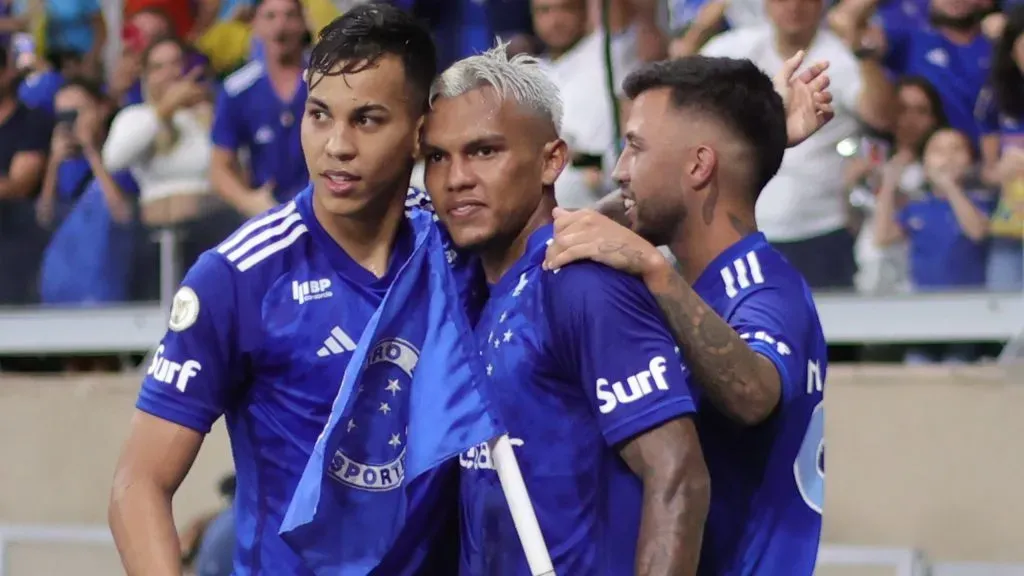 Gabirel Verón comemora seu gol. Foto: Gilson Lobo/AGIF