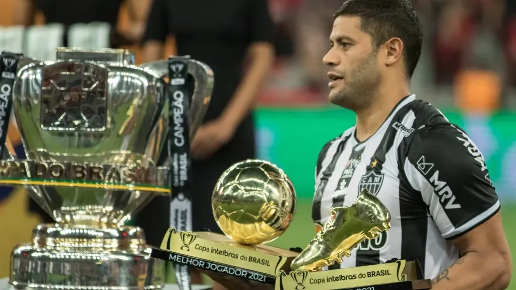 Hulk jogador do Atlético-MG recebe prêmios de melhor jogador e artilheiro da competição ao final da partida contra o Athletico-PR pela decisão da Copa do Brasil 2021. Foto: Robson Mafra/AGIF