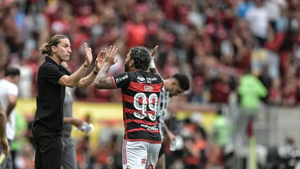 Gabriel jogador do Flamengo comemora seu gol com Filipe Luís técnico da sua equipe durante partida contra o Atlético-MG no Maracanã pela Copa Do Brasil 2024. Foto: Thiago Ribeiro/AGIF