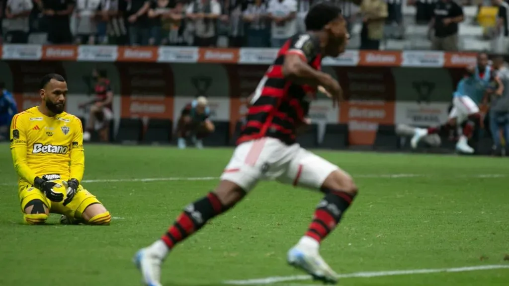 Everson não conseguiu evitar o gol de Gonzalo Plata - Foto: Fernando Moreno/AGIF.