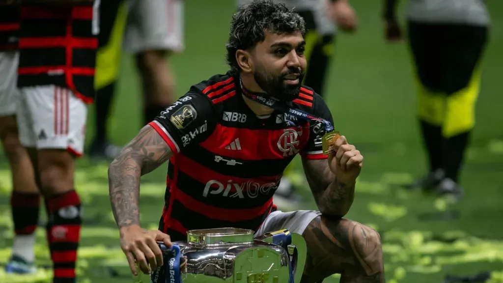 Gabigol com taça da Copa do Brasil. Foto: Fernando Moreno/AGIF