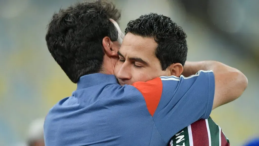 Fernando Diniz e Ganso se abraçando. Foto: Thiago Ribeiro/AGIF