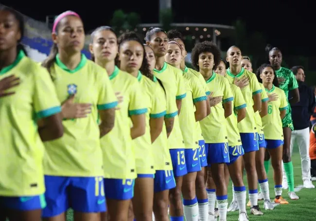 Seleção Brasileira, durante cantando o hino nacional antes do amistoso contra a Colômbia que resultou na vitória do Brasil por 3 a 1, no Kleber Andrade. Foto: Livia Villas Boas/CBF