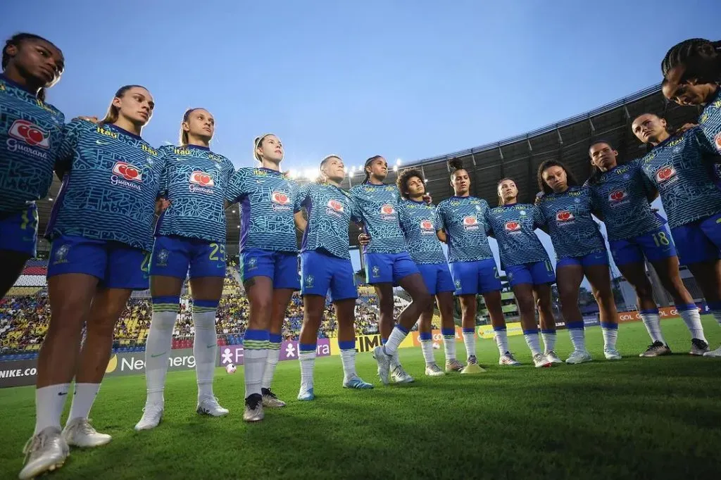 Seleção Brasileira, sendo orientada pelo técnico, Arthur Elias antes do primeiro amistoso contra a Colômbia.Foto: Livia Villas Boas/CBF