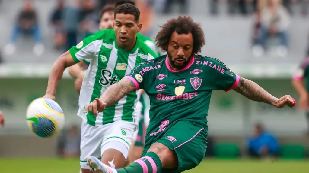 Marcelo disputando lance. Foto: Luiz Erbes/AGIF